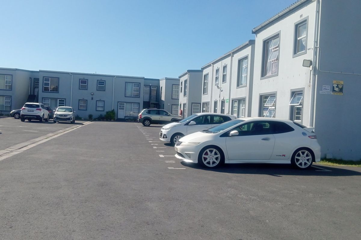 Modern & Neat- 3 Bedroom Apartment in Secure Complex in Ottery - Photo 3