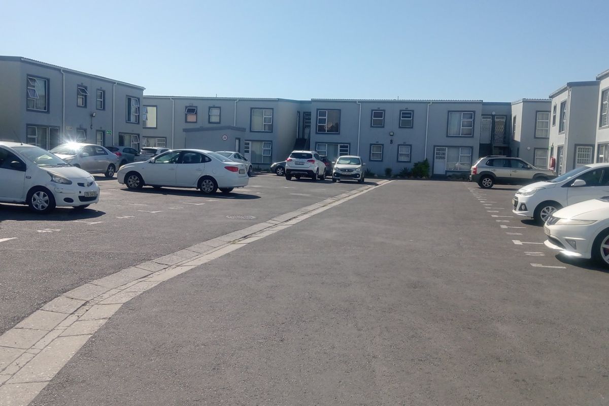 Modern & Neat- 3 Bedroom Apartment in Secure Complex in Ottery - Photo 2