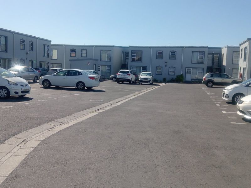 Modern & Neat- 3 Bedroom Apartment in Secure Complex in Ottery - Photo 2