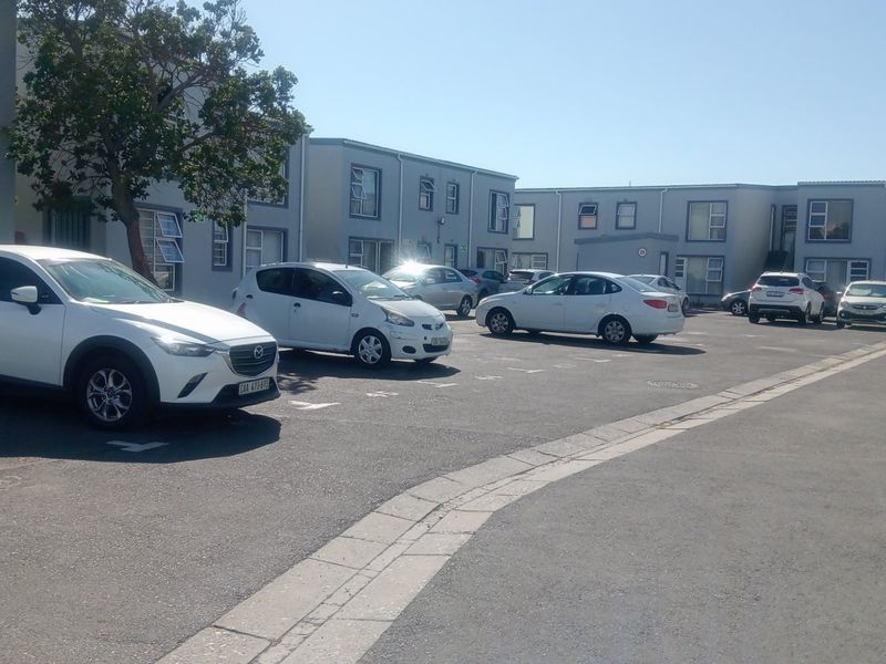 Modern & Neat- 3 Bedroom Ground Floor Apartment in Secure Complex in Ottery - Photo 1