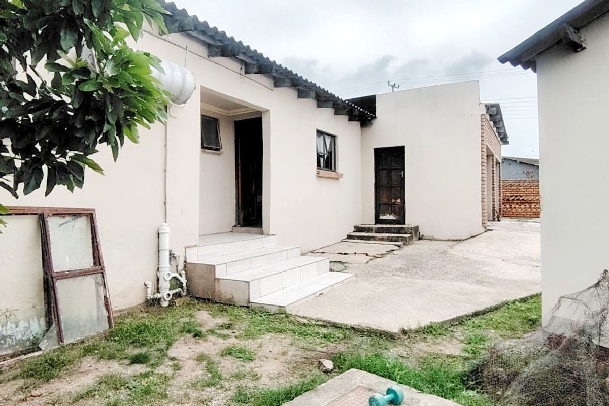 4 bedroom house for sale Mdantsane NU12 - Photo 2