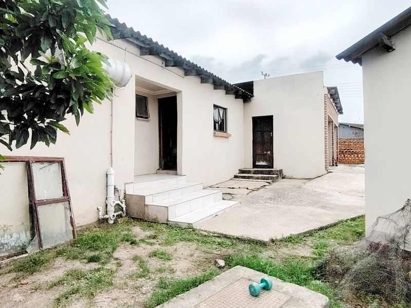 4 bedroom house for sale Mdantsane NU12 - Photo 2