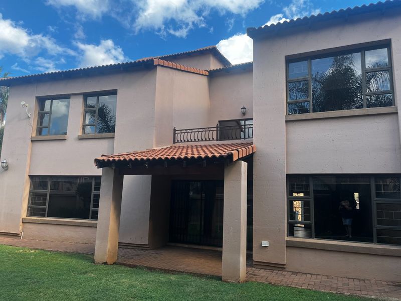 Elegant Family Residence with Expansive Garden in Exclusive Bougainvilla Estate - Photo 3