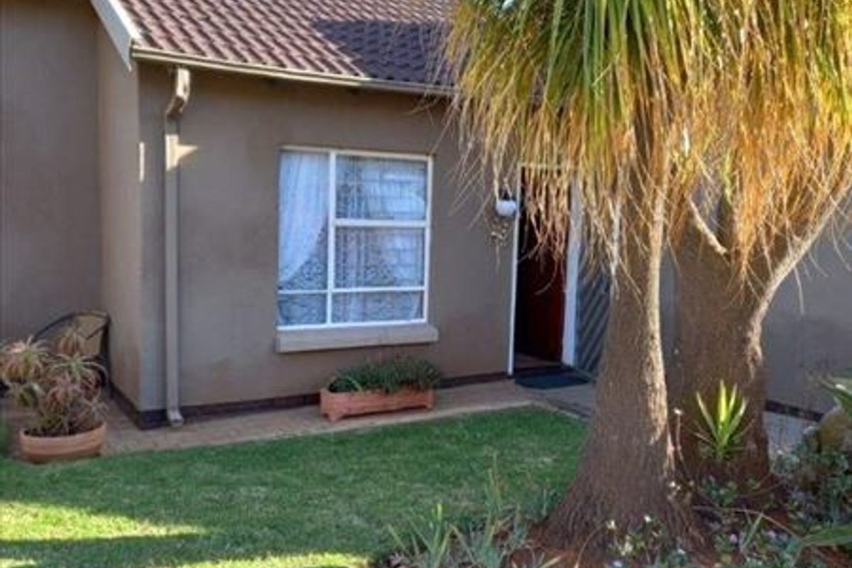 Spacious Family Home with Modern Comforts - Photo 2