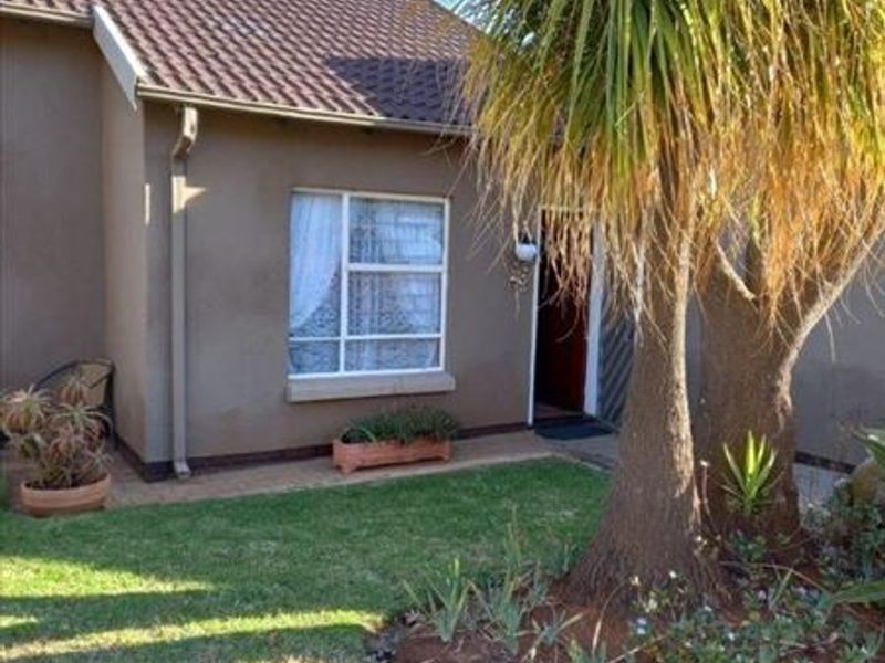 Spacious Family Home with Modern Comforts - Photo 2