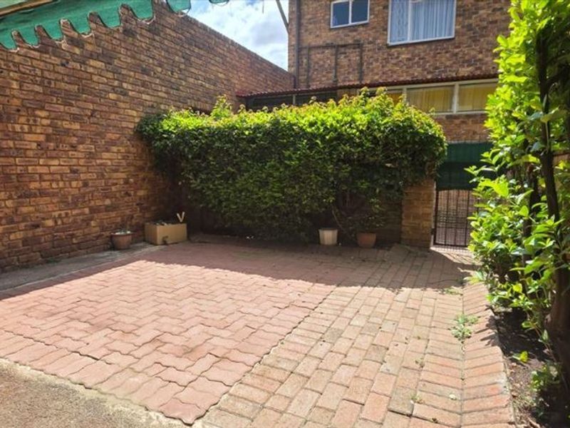 Neat Home with Practical Living Spaces - Photo 3