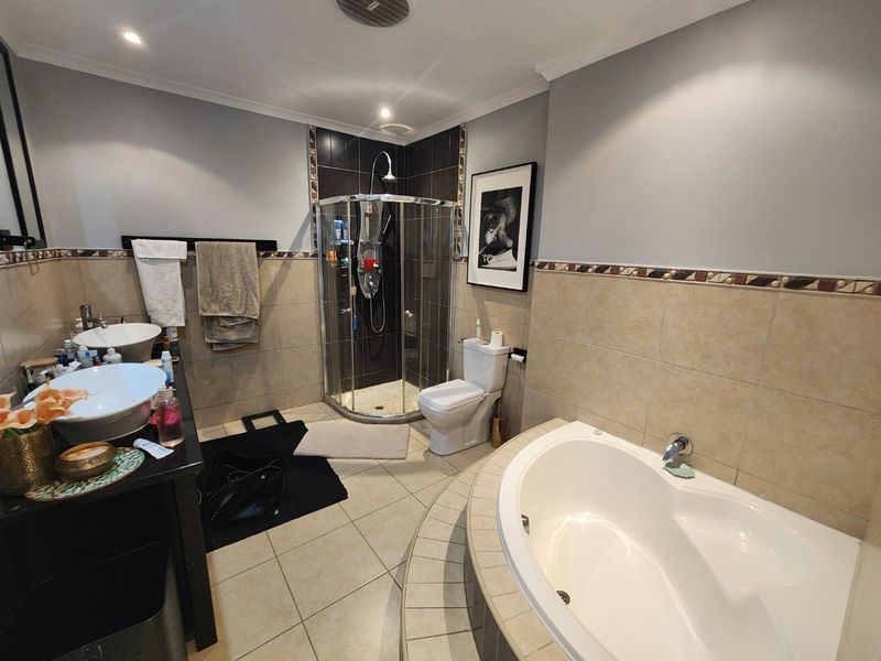 La Lucia Gardens Estate - Stunning, freestanding home within a sought after gated community and such an easy location - ideal family home - Photo 6