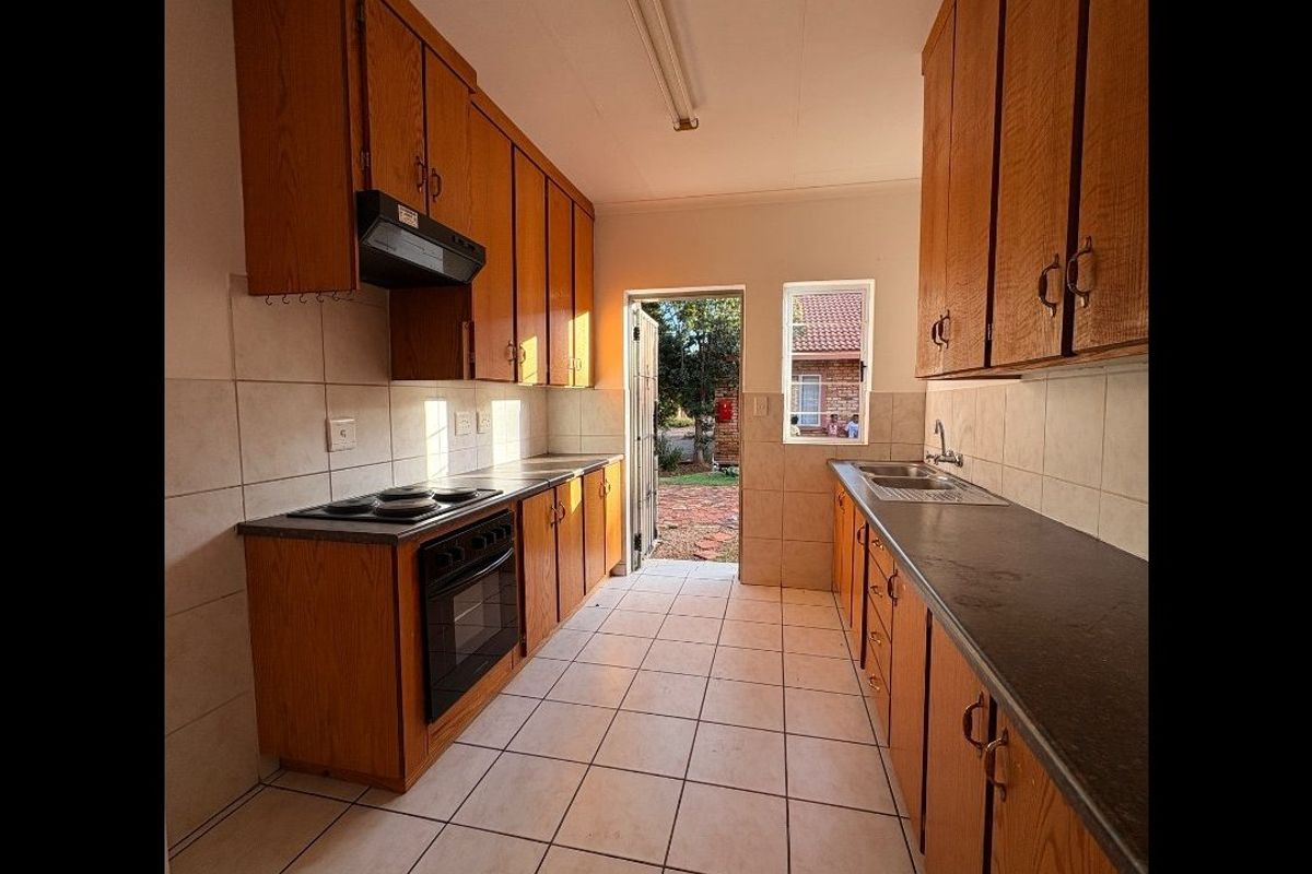 Great Value Townhouse in Sought-After Doringkruin - Photo 5