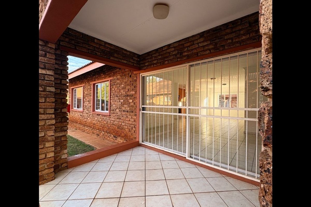 Great Value Townhouse in Sought-After Doringkruin - Photo 2