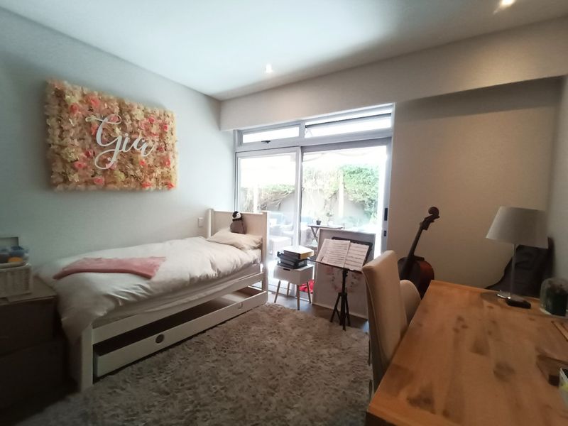 Large 3 bedroom unit with wrap-around garden and backup power -Hyde Park - Photo 9