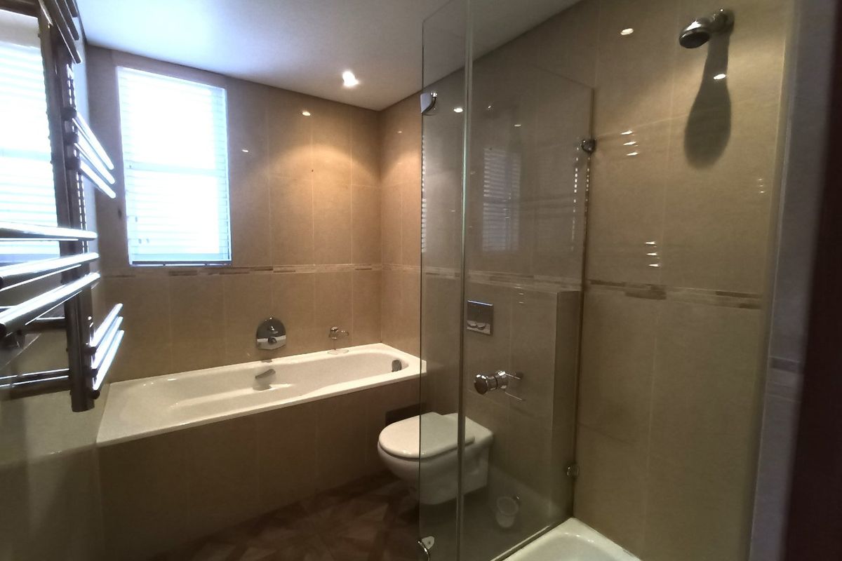 Large 3 bedroom unit with wrap-around garden and backup power -Hyde Park - Photo 5