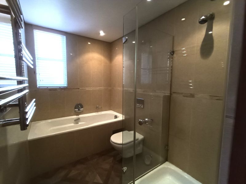 Large 3 bedroom unit with wrap-around garden and backup power -Hyde Park - Photo 5