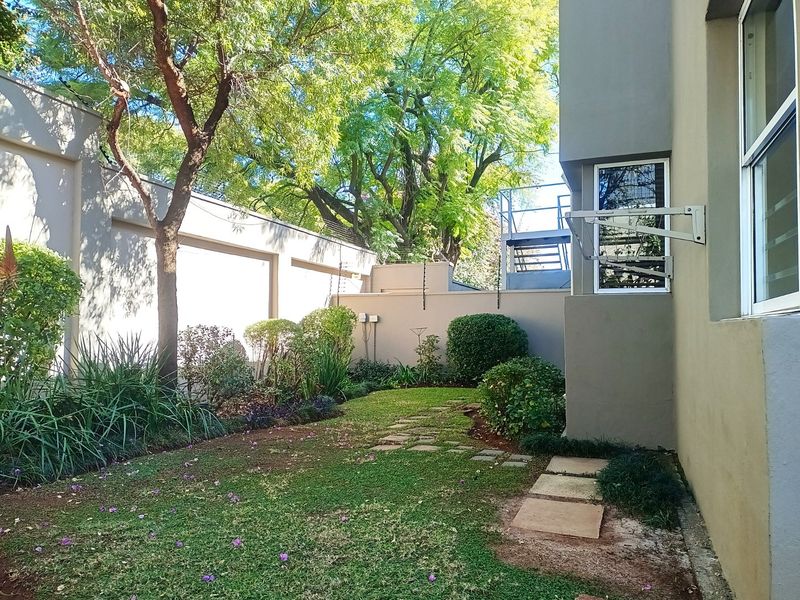 Large 3 bedroom unit with wrap-around garden and backup power -Hyde Park - Photo 8