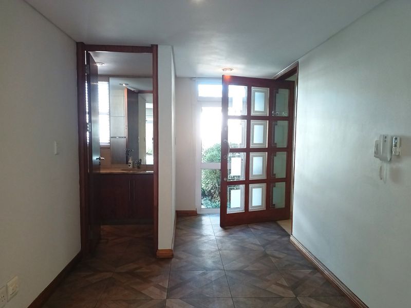 Large 3 bedroom unit with wrap-around garden and backup power -Hyde Park - Photo 2