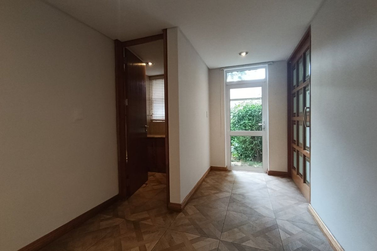 Large 3 bedroom unit with wrap-around garden and backup power -Hyde Park - Photo 2