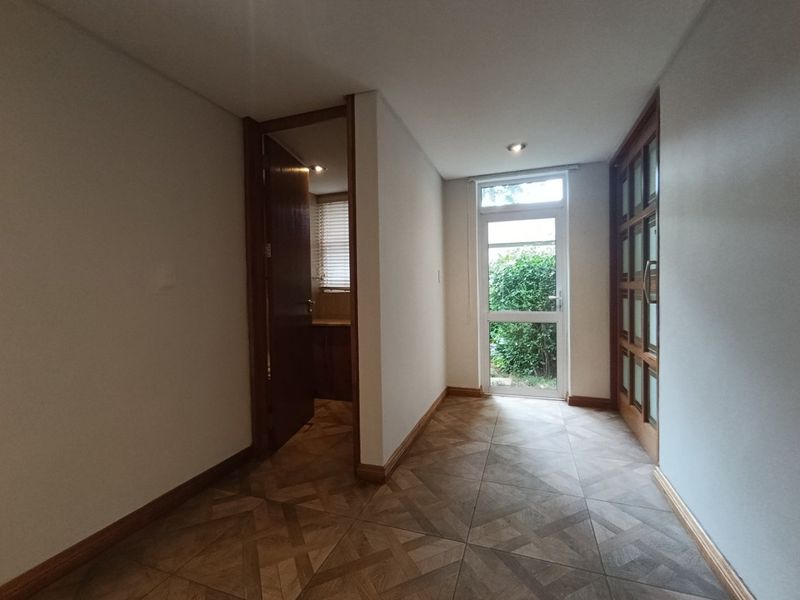 Large 3 bedroom unit with wrap-around garden and backup power -Hyde Park - Photo 2