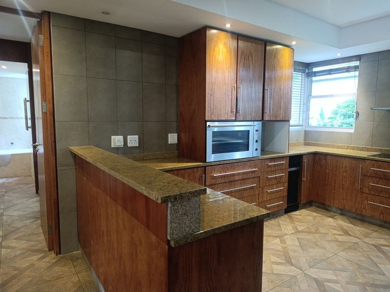Large 3 bedroom unit with wrap-around garden and backup power -Hyde Park - Photo 9