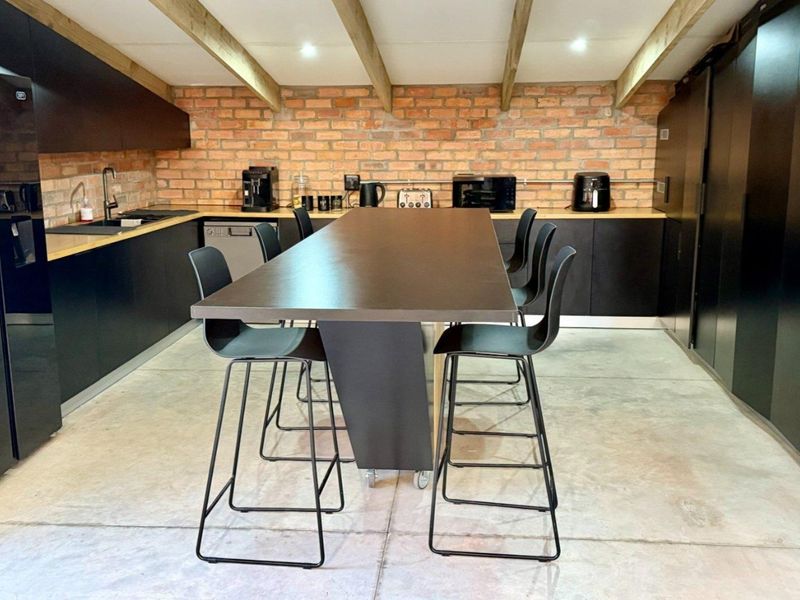 Prime 286 sqm Unit available - Photo 8