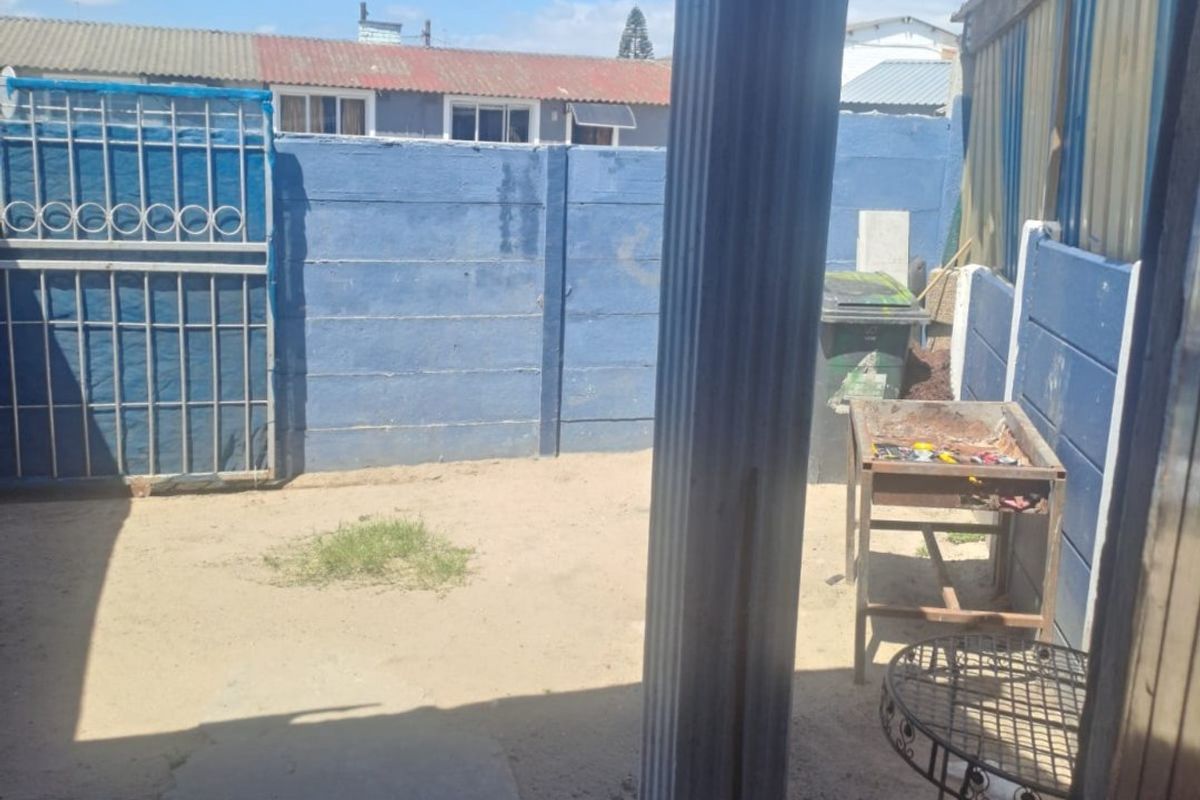 2 Bedroom House for Sale in Bonteheuwel - Photo 2