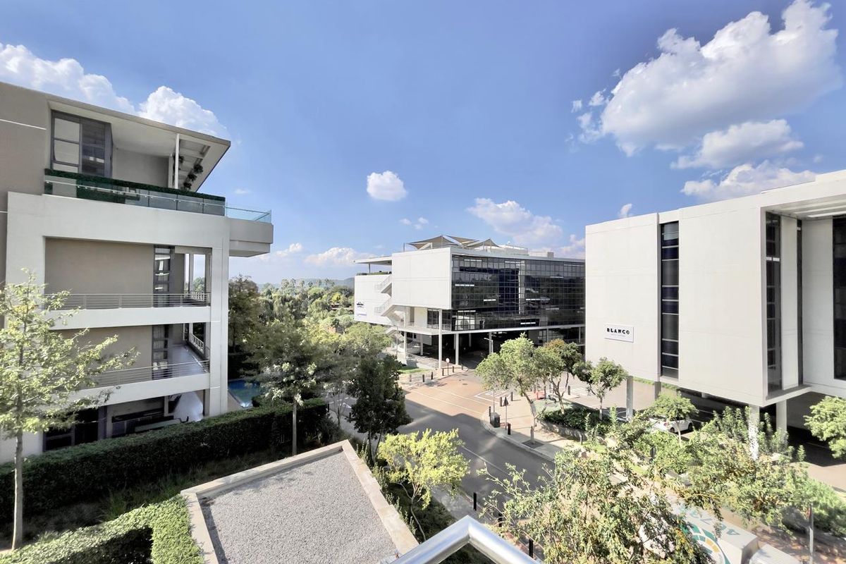 Stylish 2Bed 2 Bath Menlyn apartment with Modern Comforts - Photo 5