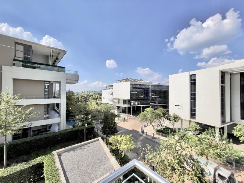 Stylish 2Bed 2 Bath Menlyn apartment with Modern Comforts - Photo 5
