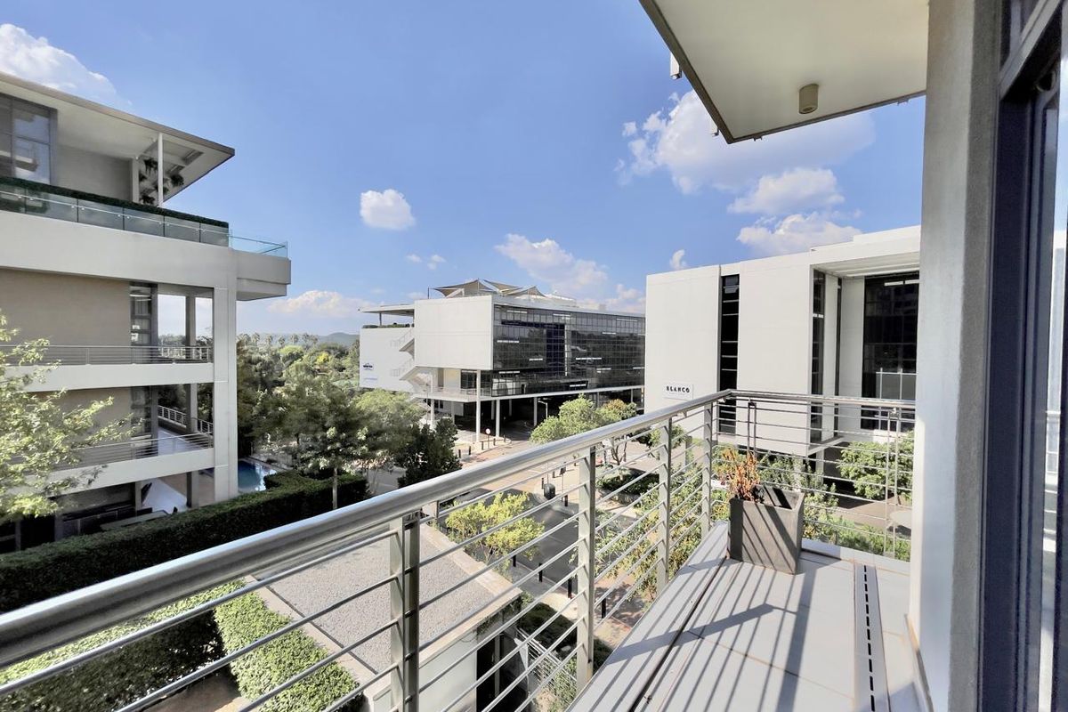 Stylish 2Bed 2 Bath Menlyn apartment with Modern Comforts - Photo 4