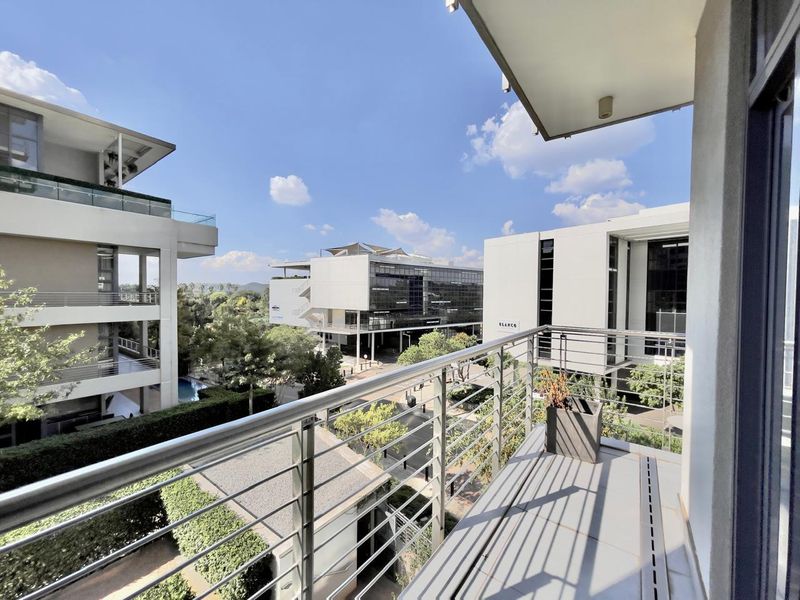 Stylish 2Bed 2 Bath Menlyn apartment with Modern Comforts - Photo 4