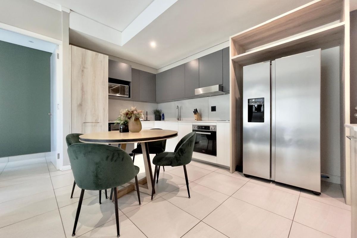 Stylish 2Bed 2 Bath Menlyn apartment with Modern Comforts - Photo 2