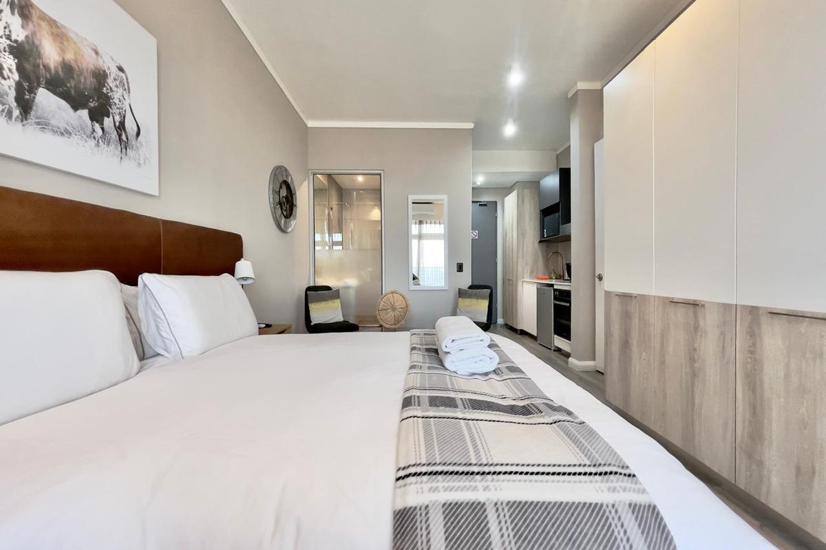 2 Bed 2Bath Sophisticated Menlyn Flat with Private Ensuite Retreat - Photo 3