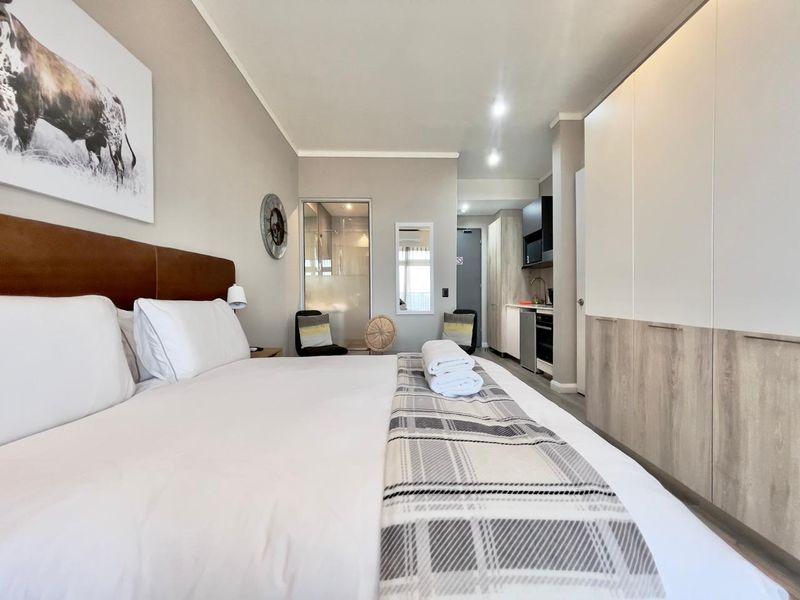 2 Bed 2Bath Sophisticated Menlyn Flat with Private Ensuite Retreat - Photo 3