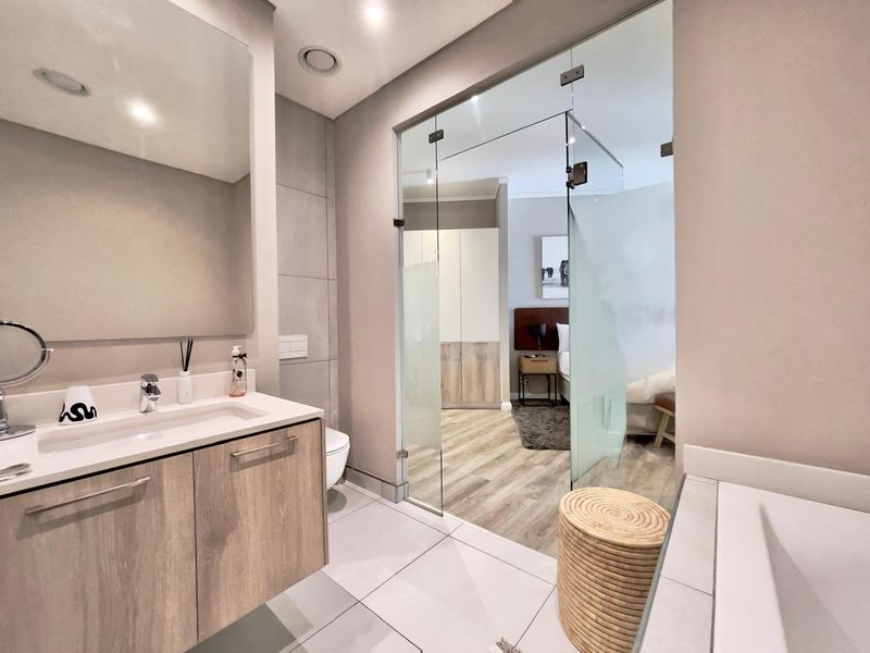 2 Bed 2Bath Sophisticated Menlyn Flat with Private Ensuite Retreat - Photo 8