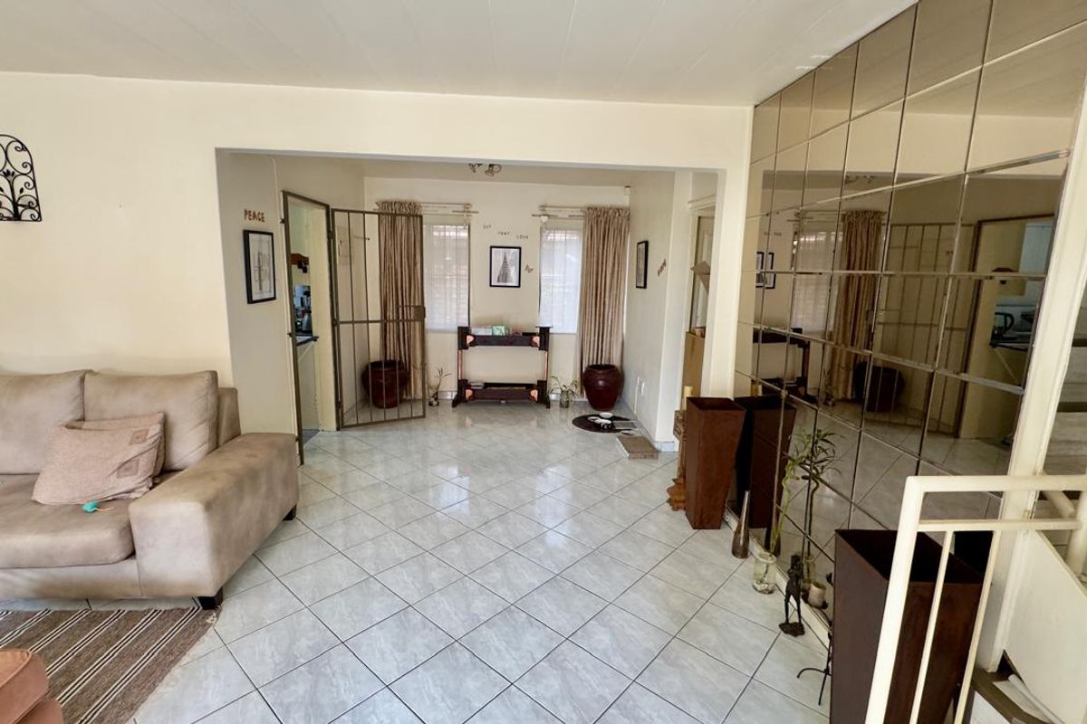 3 bedroom 2.5 bathroom Townhouse in Monumentpark estate  - Photo 4