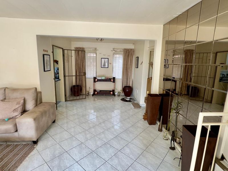 3 bedroom 2.5 bathroom Townhouse in Monumentpark estate  - Photo 4