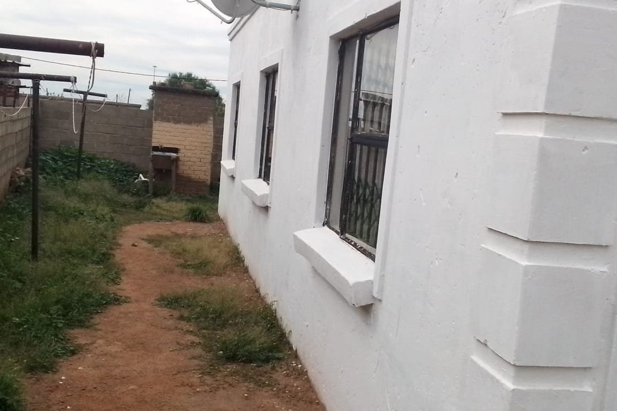 Spacious 3-Bedroom Family Home with Modern Open-Plan Living & Endless Potential in JB Mafora, Bloemfontein - Photo 3