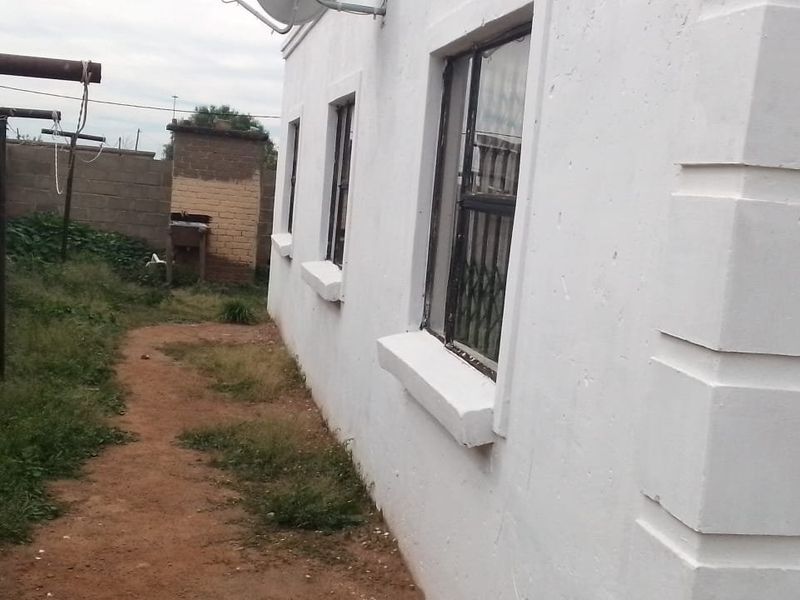 Spacious 3-Bedroom Family Home with Modern Open-Plan Living & Endless Potential in JB Mafora, Bloemfontein - Photo 3