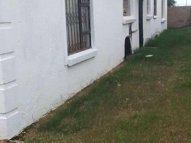 Spacious 3-Bedroom Family Home with Modern Open-Plan Living & Endless Potential in JB Mafora, Bloemfontein - Photo 4