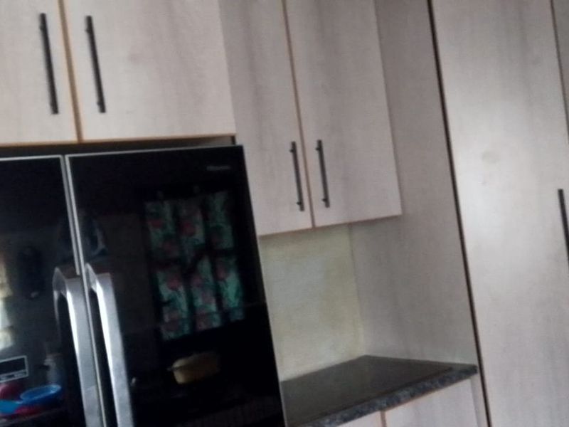 Spacious 3-Bedroom Family Home with Modern Open-Plan Living & Endless Potential in JB Mafora, Bloemfontein - Photo 8