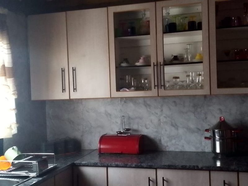 Spacious 3-Bedroom Family Home with Modern Open-Plan Living & Endless Potential in JB Mafora, Bloemfontein - Photo 6