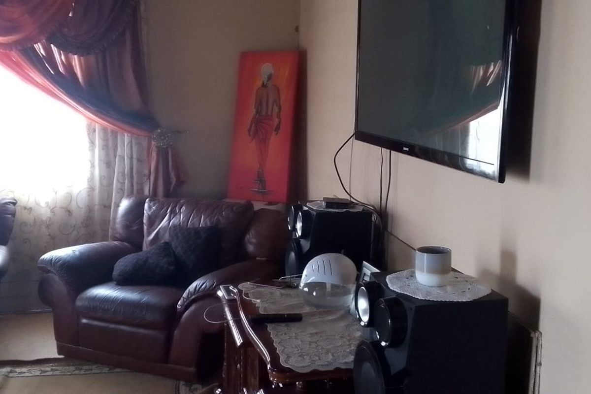 Spacious 3-Bedroom Family Home with Modern Open-Plan Living & Endless Potential in JB Mafora, Bloemfontein - Photo 5