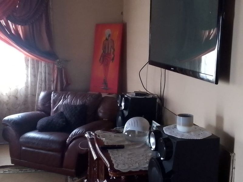 Spacious 3-Bedroom Family Home with Modern Open-Plan Living & Endless Potential in JB Mafora, Bloemfontein - Photo 5