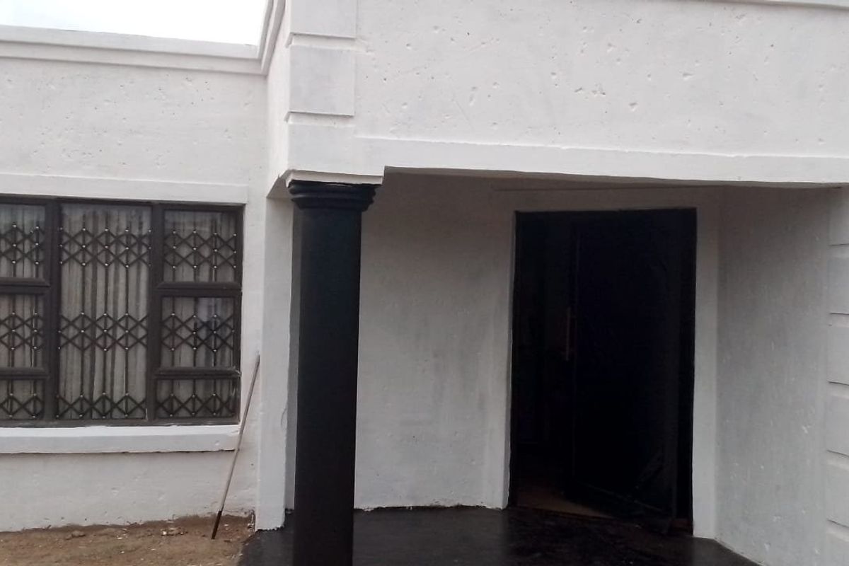 Spacious 3-Bedroom Family Home with Modern Open-Plan Living & Endless Potential in JB Mafora, Bloemfontein - Photo 2