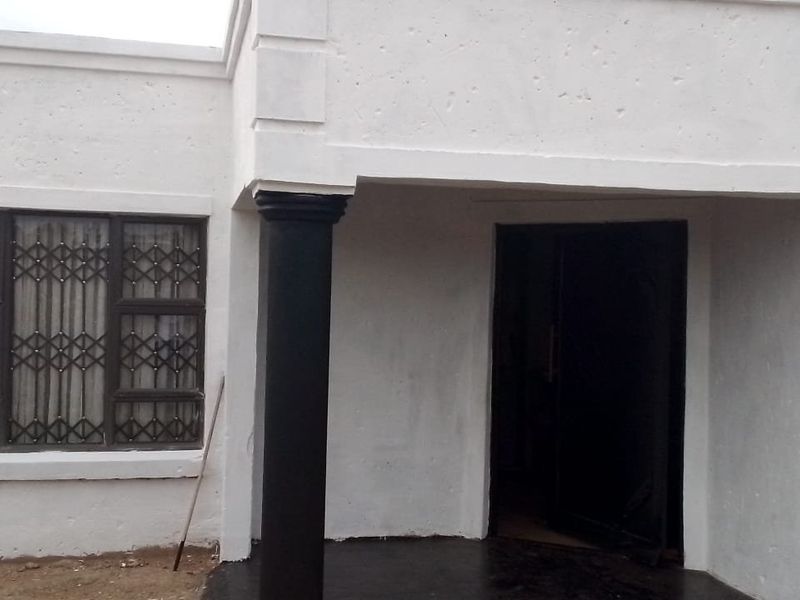 Spacious 3-Bedroom Family Home with Modern Open-Plan Living & Endless Potential in JB Mafora, Bloemfontein - Photo 2