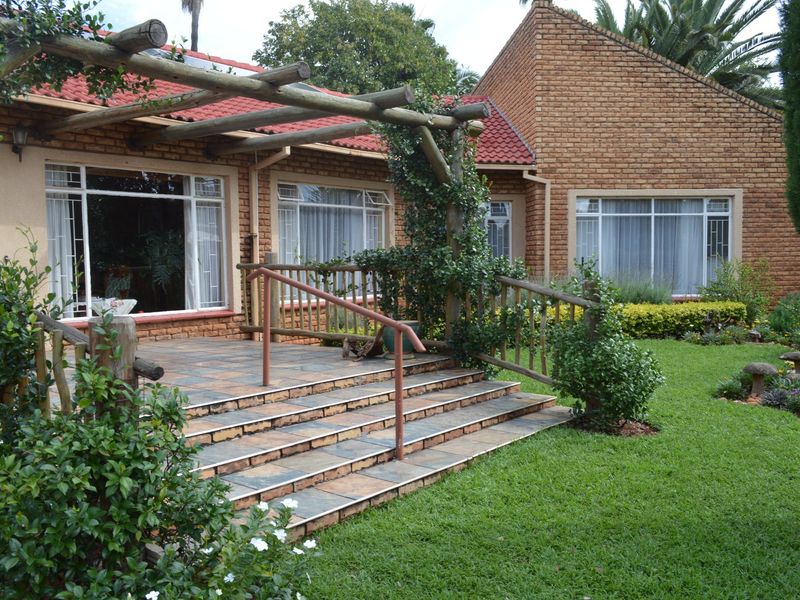 LOW-MAINTENANCE, ECO-FRIENDLY FACEBRICK HOME – SPACIOUS, SOLID & DESIGNED FOR COMFORT IN DORINGKRUIN - Photo 3