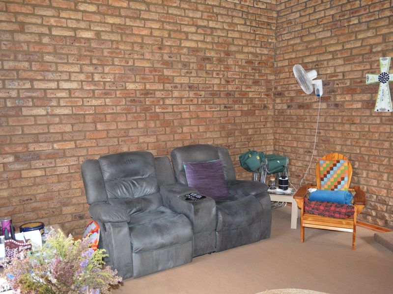 LOW-MAINTENANCE, ECO-FRIENDLY FACEBRICK HOME – SPACIOUS, SOLID & DESIGNED FOR COMFORT IN DORINGKRUIN - Photo 7