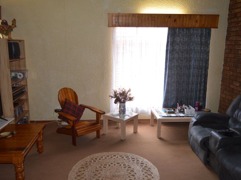 LOW-MAINTENANCE, ECO-FRIENDLY FACEBRICK HOME – SPACIOUS, SOLID & DESIGNED FOR COMFORT IN DORINGKRUIN - Photo 6