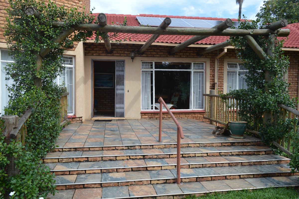 LOW-MAINTENANCE, ECO-FRIENDLY FACEBRICK HOME – SPACIOUS, SOLID & DESIGNED FOR COMFORT IN DORINGKRUIN - Photo 2