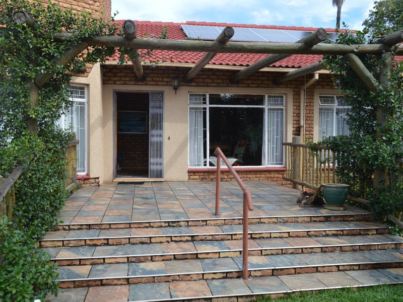 LOW-MAINTENANCE, ECO-FRIENDLY FACEBRICK HOME – SPACIOUS, SOLID & DESIGNED FOR COMFORT IN DORINGKRUIN - Photo 2