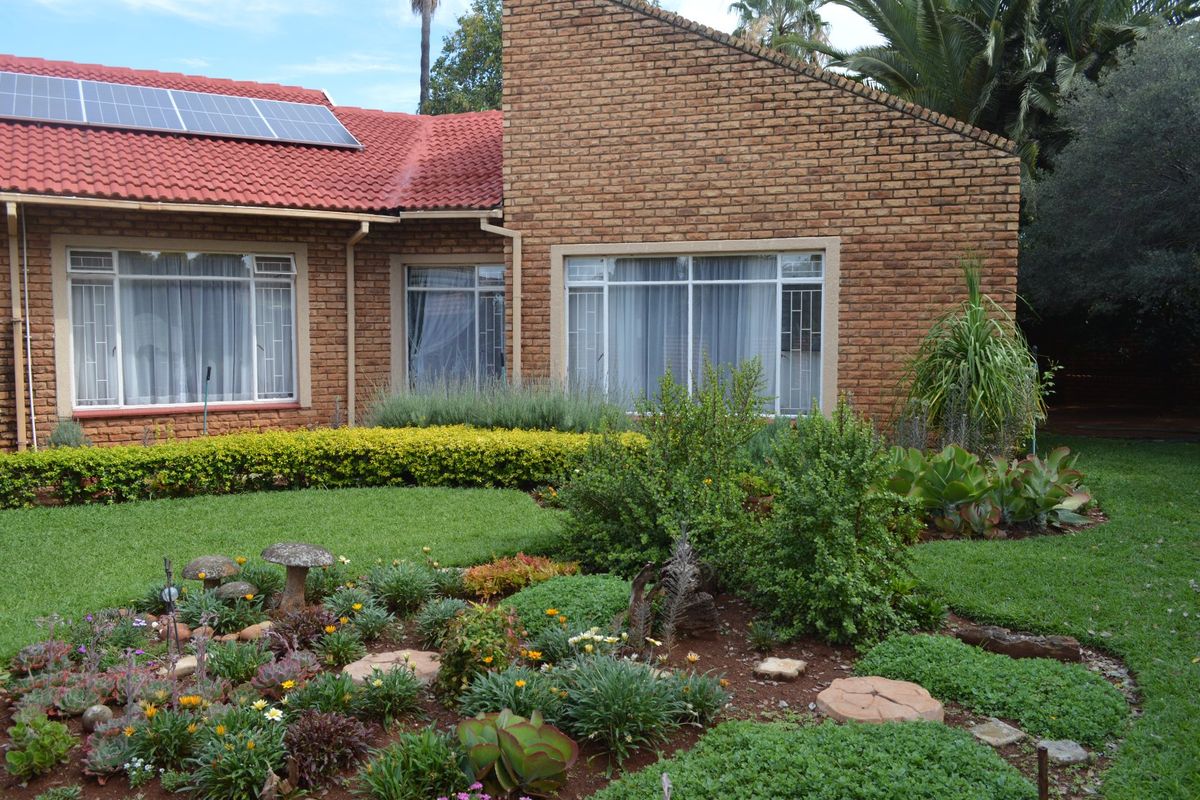 LOW-MAINTENANCE, ECO-FRIENDLY FACEBRICK HOME – SPACIOUS, SOLID & DESIGNED FOR COMFORT IN DORINGKRUIN - Photo 4