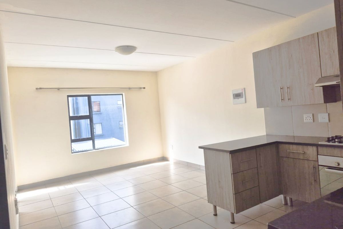 Great Value for Money 2beds,1 Full bath  First-Floor Apartment For Sale in Glen Acres Estate, Midrand - Photo 5