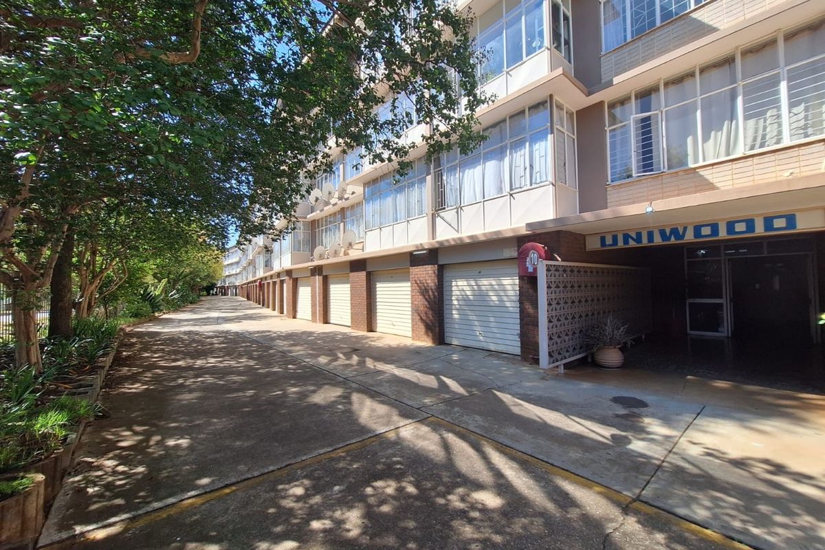 Income-Generating 1.5 to 2 Bedroom Apartment – Prime Queenswood Investment - Photo 3